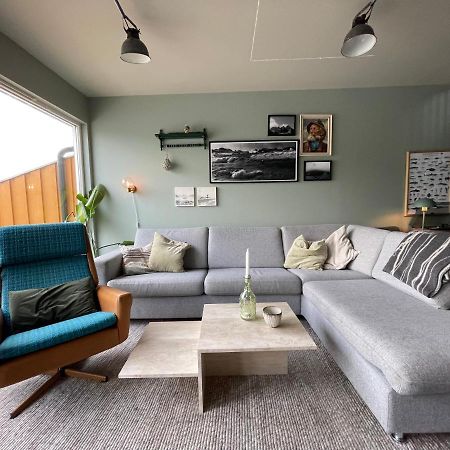 Charming Waterfront Cabin In Ballstad, Lofoten Exterior foto