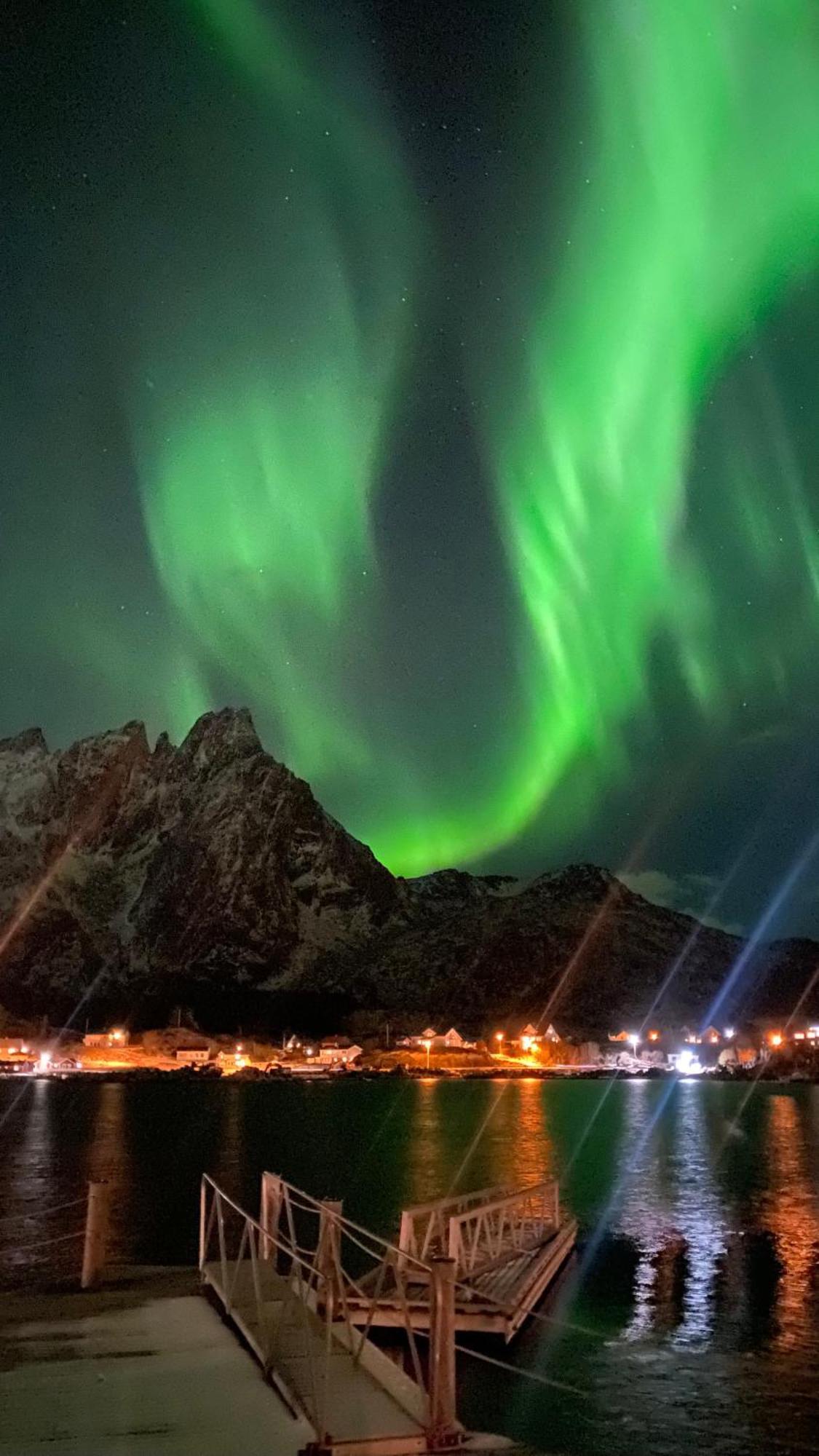 Charming Waterfront Cabin In Ballstad, Lofoten Exterior foto