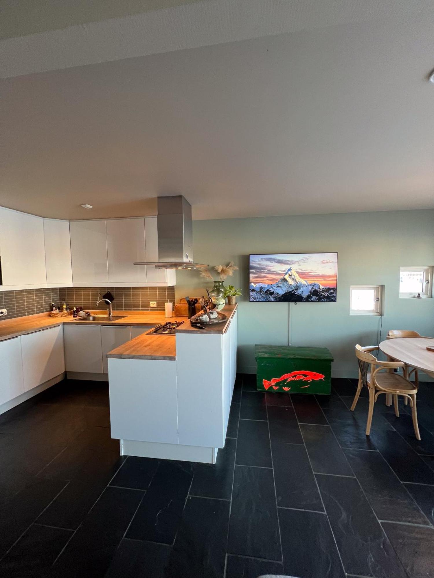 Charming Waterfront Cabin In Ballstad, Lofoten Exterior foto