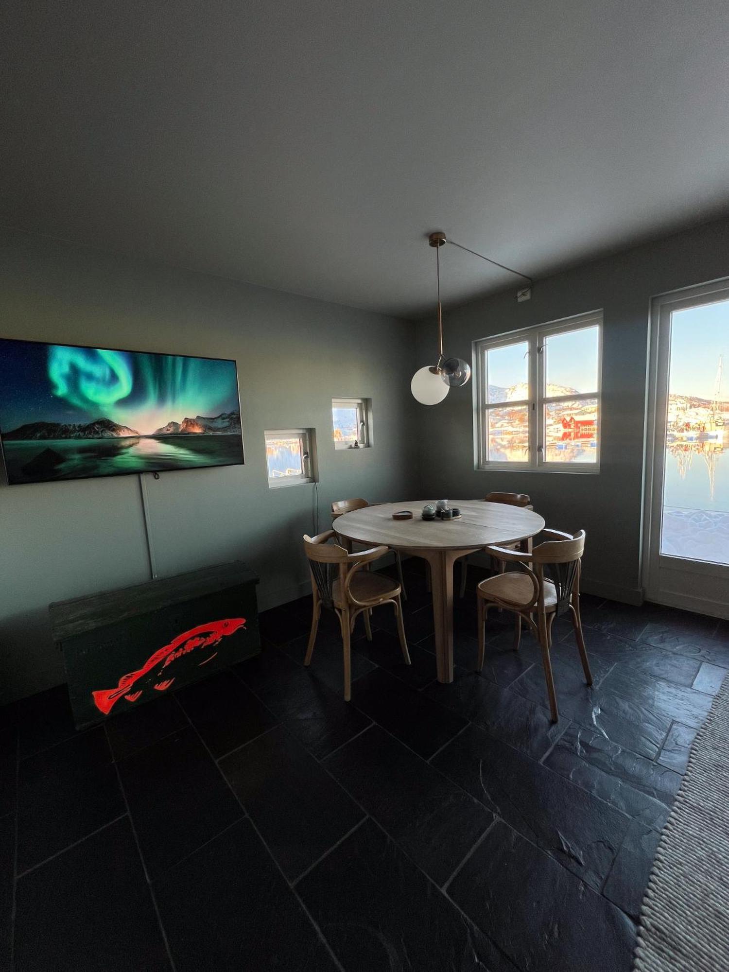 Charming Waterfront Cabin In Ballstad, Lofoten Exterior foto