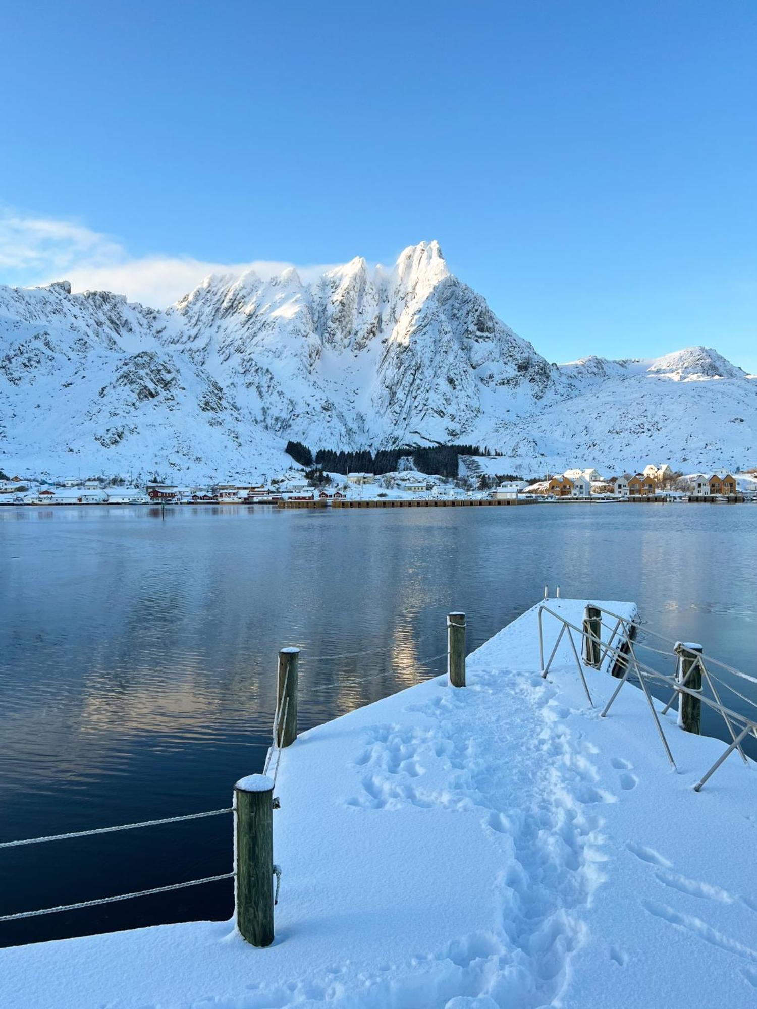 Charming Waterfront Cabin In Ballstad, Lofoten Exterior foto